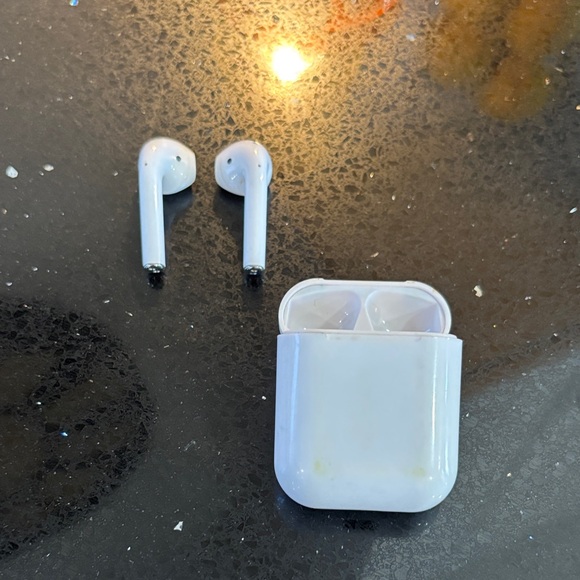 Apple Wireless White Earbuds with Charging Case